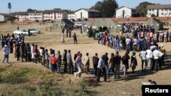 FILE: Voters queue to cast their ballots in the general elections in Harare, Zimbabwe, July 30, 2018. 