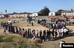 Voters queue to cast their ballots in the general elections in Harare, Zimbabwe, July 30, 2018.