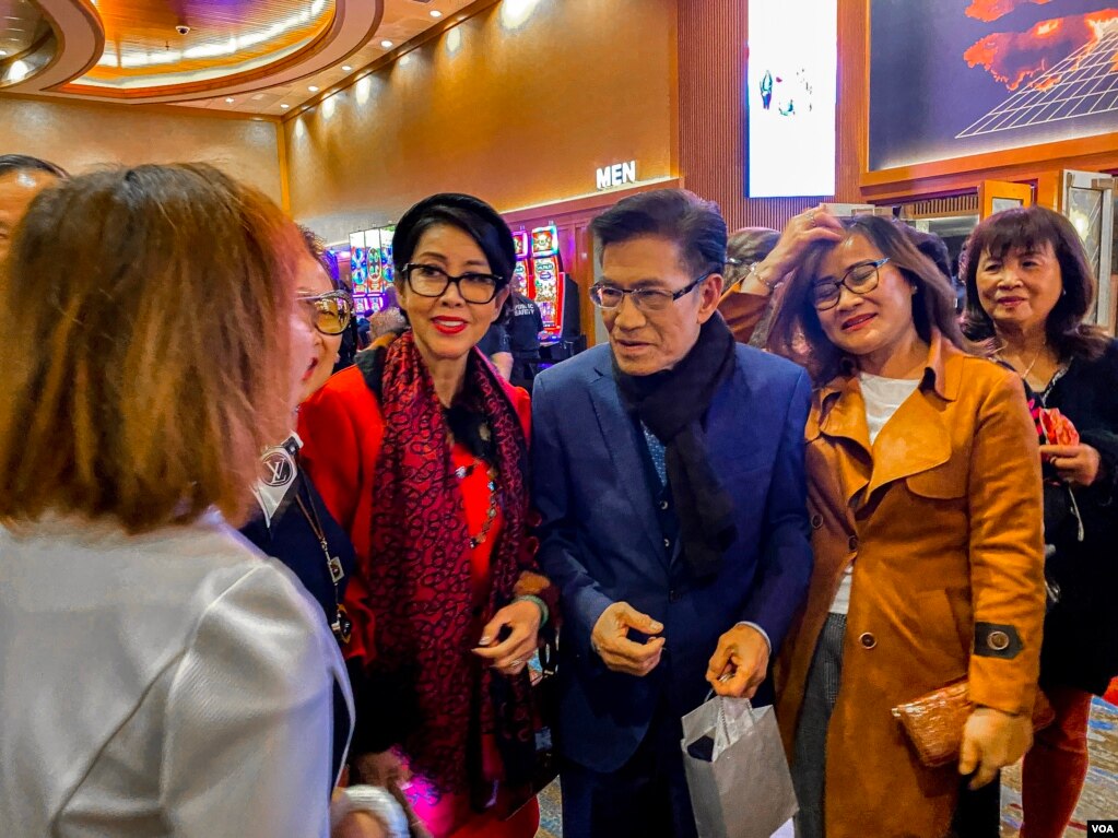 Nguyễn Ngọc Ngạn trò chuyện với khán giả bên ngoài nhà hát sau show diễn Paris By Night 132 tại Pechanga Resort Casino, Temecula, California, ngày 12 tháng 12, 2021.
