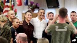 奧巴馬與軍人歡渡聖誕節日。