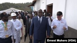 Le président Félix Tshisekedi inspecte le site de recherche de Kalambo, le 8 octobre 2019. (VOA/Ernest Muhero)