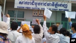 More than 100 people Boeung Kak lake residents showed up in front of the Phnom Penh Municipal Court to demonstrate, file photo. 