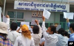 More than 100 people Boeung Kak lake residents showed up in front of the Phnom Penh Municipal Court to demonstrate.