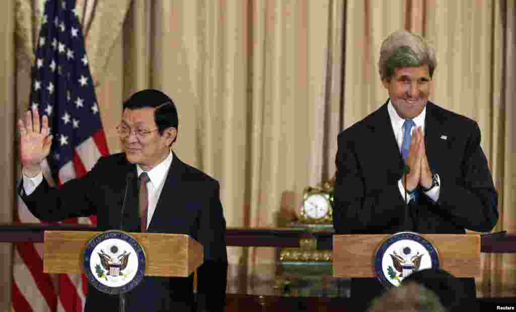 Ngoại trưởng Mỹ John Kerry và Chủ tịch Việt Nam Trương Tấn Sang trong buổi tiệc trưa tại Bộ Ngoại giao ở Washington, ngày 24/7/2013.