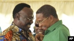 Mgombea wa chama cha CUF Profesa Ibrahim Lipumba akimpongeza rais Jakaya KIkwete alipotangazwa mshindi wa uchaguzi wa Oktoba 31 2010.