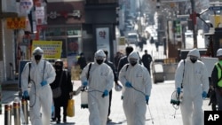 ကိုရိုနာဗိုင်းရပ်စ် ကာကွယ်နိုင်ရေး ဝတ်စုံပြည့်ဝတ်ဆင်ပြီး ပိုးသတ်ဆေးဖျန်းနေသည့် တောင်ကိုရီးယားစစ်သားများ။ (မတ် ၅၊ ၂၀၂၀)