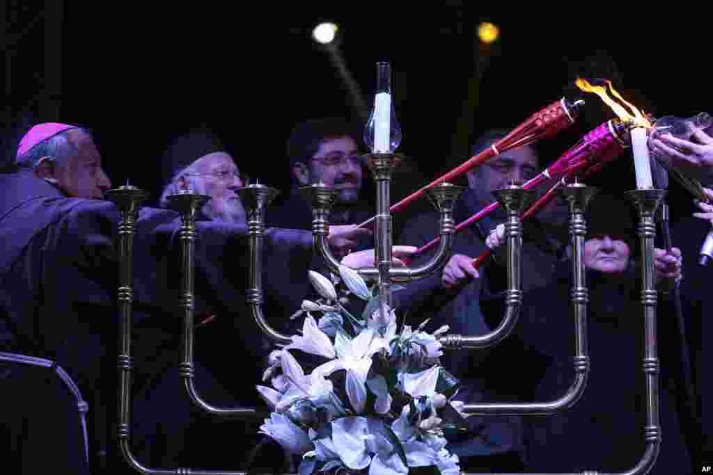 Perwakilan dari berbagai agama dan pejabat menyalakan lilin Menorah selama festival Yahudi, yaitu Hanukkah, di Istanbul, Turki, 24 Desember 2016.