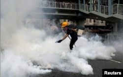 Yuen Lonqda nümayişçilərlə polis arasında qarşıdurma