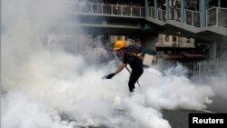 Policija se sukobila sa demonstrantima tokom zabranjenog marša blizu granice sa Kinom.