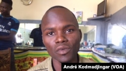 Moïse Ndondo, diplômé en physique et chimie, gestionnaire d'un salon de coiffure, à N'Djamena, le 11 juin 2019. (VOA/André Kodmadjingar)