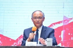 台湾行政院政务委员邓振中8月28日在行政院记者会上表示乐观看待美台经贸关係推进。（台湾行政院提供）