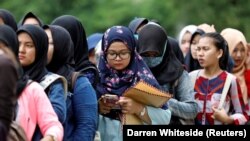 Sejumlah pelamar kerja sedang menunggu pembukaan job fair yang diadakan di dalam pusat perbelanjaan di Bekasi, Jawa Barat. (Foto: REUTERS/Darren Whiteside)