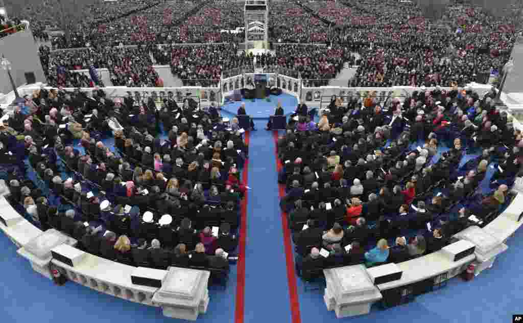 2013年1月21日，副总统拜登（左）和总统奥巴马在国会大厦等待宣誓就职仪式的开始。