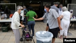 Cư dân chờ kiểm tra sức khỏe trước khi vào Bệnh viện Jackson Memorial vào lúc Quận Miami-Dade, Florida nới lỏng một số biện pháp đóng cửa (ảnh chụp ngày 18/6/2020)