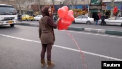 شاهدان عینی‌ می‌گویند فروشندگان از فروش هرگونه کالای مرتبط با ولنتاین منع شده اند. 