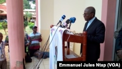 Le Secrétaire général de la conférence épiscopale nationale du Cameroun donne lecture de la déclaration des évêques qui précise que l'évêque Jean Marie Bala a été assassiné, le 14 juin 2017 à Yaoundé. (VOA/Emmanuel Jules Ntap)