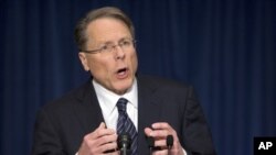 Pimpinan Perhimpunan Senapan Nasional AS (NRA) Wayne LaPierre saat memberikan tanggapan mengenai penembakan massal di Connecticut, 21 Desember 2012 di Washington (Foto: dok). NRA menentang setiap undang-udang baru terkait pembatasan hak kepemilikan senjata api. 