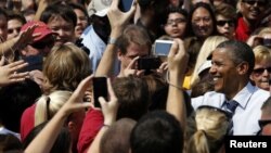 Presiden Barack Obama menyalami pendukungnya setelah berpidato dalam kampanye di Iowa State University di Ames, Iowa. 