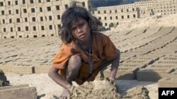 Современное рабство - 9-летняя девочка из беднейшего индийского штата Бихар с утра до поздней ночи семь дней в неделю делает кирпичи. Работорговцы продали ее вместе со всей семьей. Август 2009 года