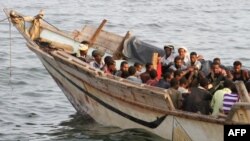 Les immigrés clandestins africains sont assis sur un bateau dans la ville portuaire d'Aden, au sud du Yémen, le 26 septembre 2016.