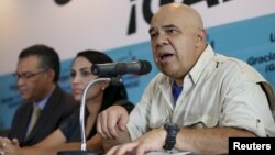 Jesus Torrealba (R), secretary of the Venezuelan coalition of opposition parties (MUD), speaks during a news conference in Caracas, Venezuela, Dec. 8, 2015. 