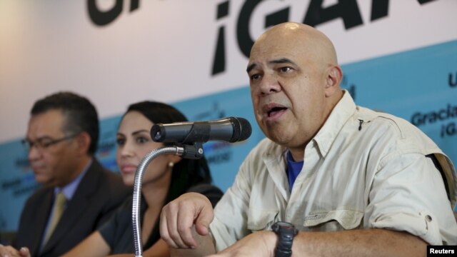 Jesús Torrealba (derecha), secretario general de la coalición de partidos de oposición (MUD) durante una conferencia de prensa en Caracas, Venezuela, el martes, 8 de diciembre de 2015.

