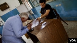 Glasanje na biračkom mestu u Kairu
