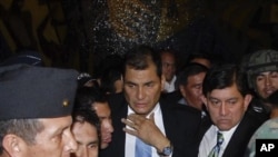 Ecuador's President Rafael Correa arrives at the government palace after being rescued by soldiers from the hospital where he had been trapped in Quito, 30 Sep 2010