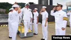 한국을 방문 중인 엔리케 라랴나가 칠레 해군사령관(가운데)이 24일 214급 잠수함인 손원일함을 방문했다.