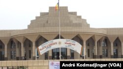 Le Palais de la Démocratie abritant le siège de l'Assemblée Nationale N'Djamena, le 13 septembre 2017. (VOA/André Kodmadjingar)