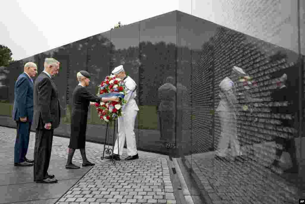 Cindy McCain, esposa del senador John McCain, acompañada por el jefe de personal del presidente Donald Trump, John Kelly, secretario de Defensa Jim Mattis y familiares, llega al Monumento a los Veteranos de Vietnam en Washington, el 1 de septiembre de 2018. &nbsp;