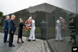 Sindi Mekejn polaže venac na spomenik žrtvama rata u Vijetnamu, u pratnji sekretara za odbranu Džima Matisa i šefa Trampovog kabineta Džona Kelija