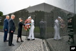 Cindy McCain, wife of Sen. John McCain, accompanied by President Donald Trump's Chief of Staff John Kelly (L) and Defense Secretary Jim Mattis (2-L) lays a wreath at the Vietnam Veterans Memorial in Washington, Sept. 1, 2018.