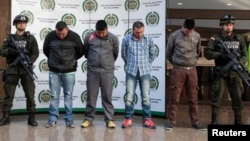 Polisi Kolombia memperlihatkan kepada media empat orang anggota kelompok terkait pembunuhan reserse narkoba AS, James "Terry" Watson di Bogota, 20 Juni 2013 yang lalu (Foto: dok).