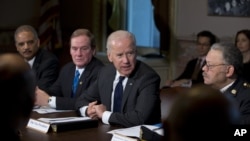 Phó Tổng thống Joe Biden (giữa) họp với các thành viên của toán công tác đặc biệt tại Tòa Bạch Ốc 20/12/12
