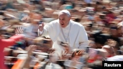 Pope Francis gives the thumb up as he leads the Easter mass in Saint Peter's Square at the Vatican April 20, 2014. REUTERS/Tony Gentile (VATICAN - Tags: RELIGION TPX IMAGES OF THE DAY) - RTR3LYWF