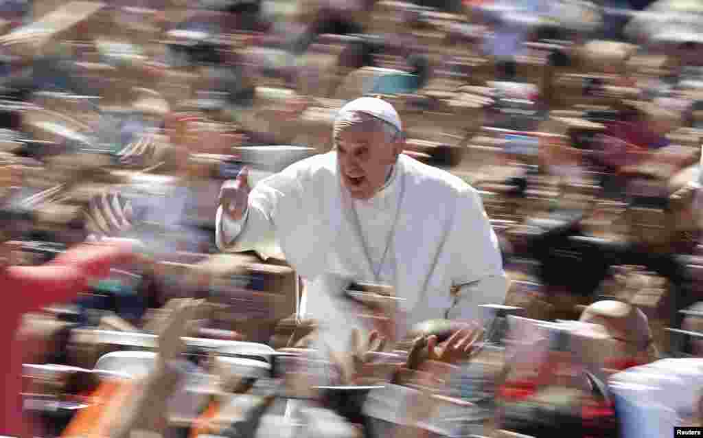 O Papa Francisco dá a bênção durante a missa de Páscoa na Praça de São Pedro no Vaticano, Abril, 20, 2014.&nbsp;