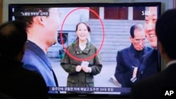 خواهر رهبر کره شمالی، حدود ۲۰ سال دارد، اغلب در رویدادهای عمومی، در میان مقامات مسن تر می ایستد.