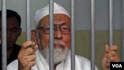 Abu Bakar Bashir - dijatuhi hukuman 15 tahun penjara karena terlibat aksi teroris (16/6).