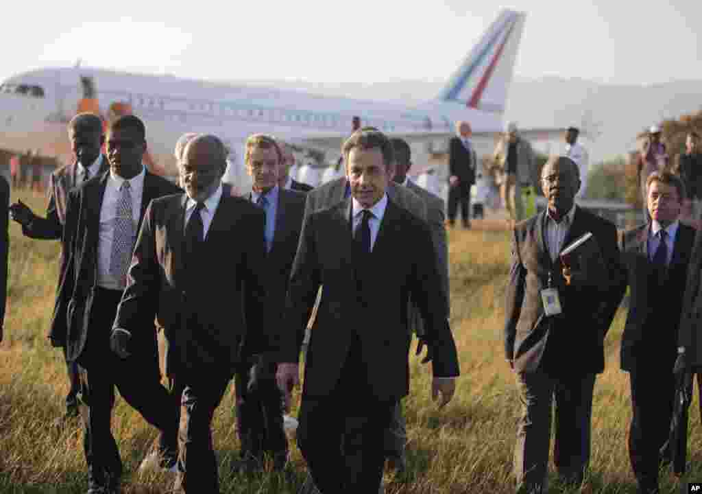 rance's President Nicolas Sarkozy and Haitian President Rene Preval during a visit at French field Hospital in Port au Prince Wednesday, Feb. 17, 2010. Sarkozy is in one day visit in Haiti to evaluate the efforts after Jan. 12 magnitude 7 earthquake. (AP 