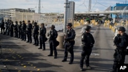 22일 미 세관국경보호국 대원들이 산이시드로의 미-멕시코 출입국사무소 앞을 지키고 있다.