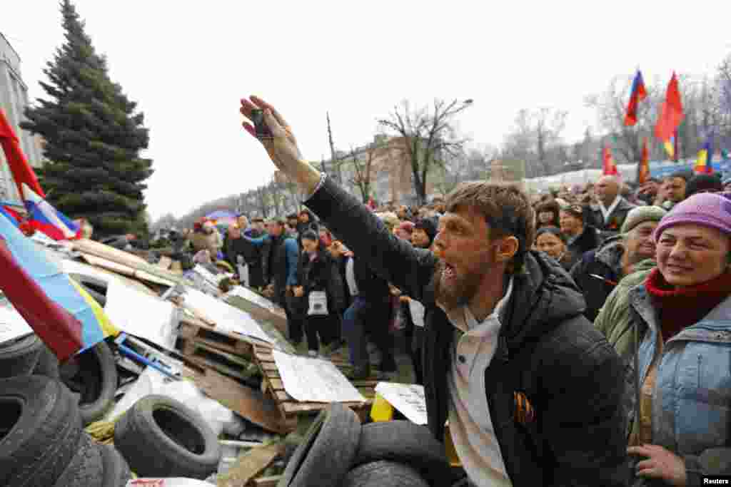 Manifestantes pró-russos protestam em frente ao edifício do SBU, o serviço de segurança de Estado, em&nbsp; Luhansk, tomado pelos militantes pró-russos, Ucrânia, Abril 14, 2014.