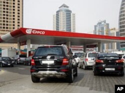 Vehicles queue for petrol at an EPPCO gas station in Dubai, UAE, June 23, 2011