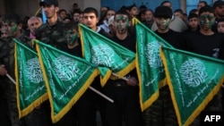 Palestinska omladina protestuje u Rafi zbog odluke egipastkog suda da proglasi ranije ovog meseca vojno krilo Hamasa terorističkom organizacijom 