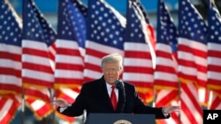 Donald Trump razgovara s mnoštvom prije ukrcavanja u Air Force One u zrakoplovnoj bazi Andrews, u srijedu, 20. januara 2021. (AP Photo / Luis M. Alvarez,