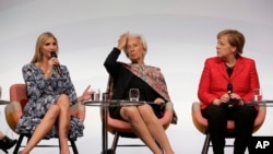 美国总统川普的女儿和顾问伊万卡在G20妇女峰会上发言（2017年4月25日），她右侧是国际货币基金组织主席拉加德和德国总理默克尔。