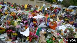 Flowers are piled up outside Nelson Mandela's Houghton home in Johannesburg, Dec. 8, 2013. (Thuso Khumalo for VOA)