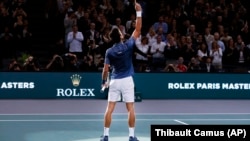 Novak Đoković slavi pobedu nad Rodžerom Federerom u polufinalu turnira Masters 1000 u Parizu, 3. novembra 2018. (Foto: Thibault Camus)