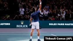 Novak Đoković slavi pobedu nad Rodđerom federerom u polufinalu turnira Masters 1000 u Parizu, 3. novembra 2018. (Foto: Thibault Camus)