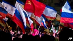 16일 밤 크림자치공화국 심페로폴의 레닌 광장에서 친 러시아계 주민들이 러시아로의 귀속을 결정한 주민투표를 축하하는 집회를 열었다.
